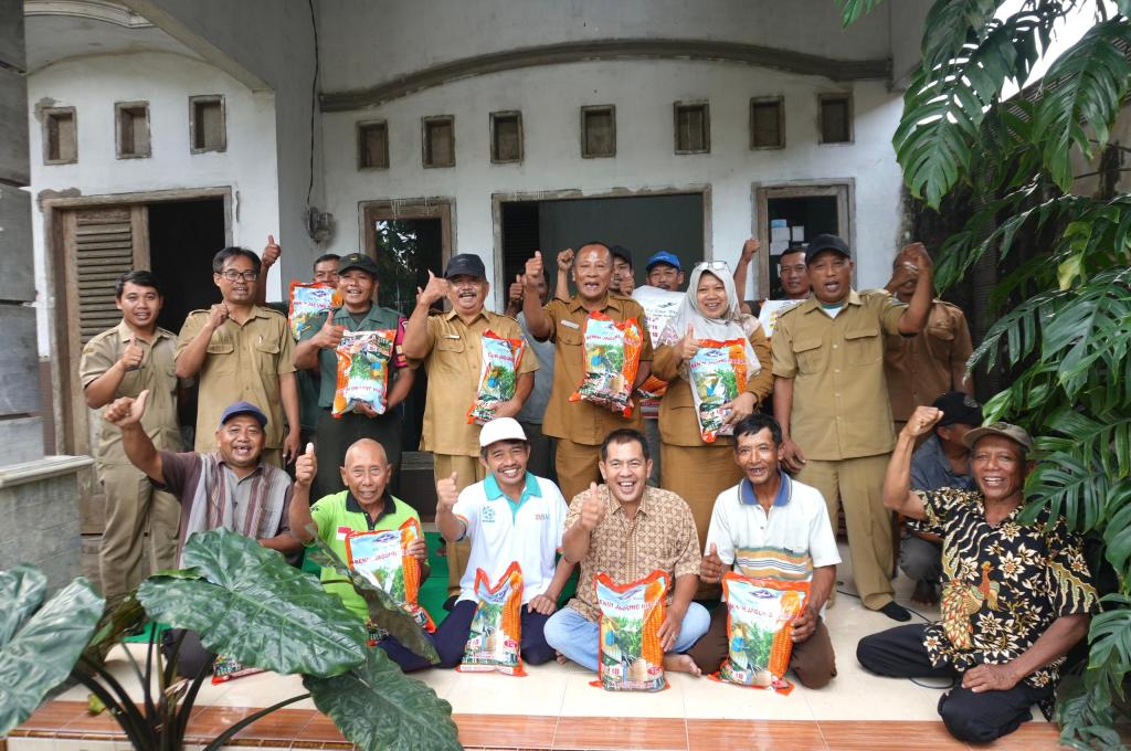 Respon Cepat Ringankan Beban Petani, Mas Dhito Salurkan Ribuan Kilogram Benih Jagung dan&nbsp;Padi