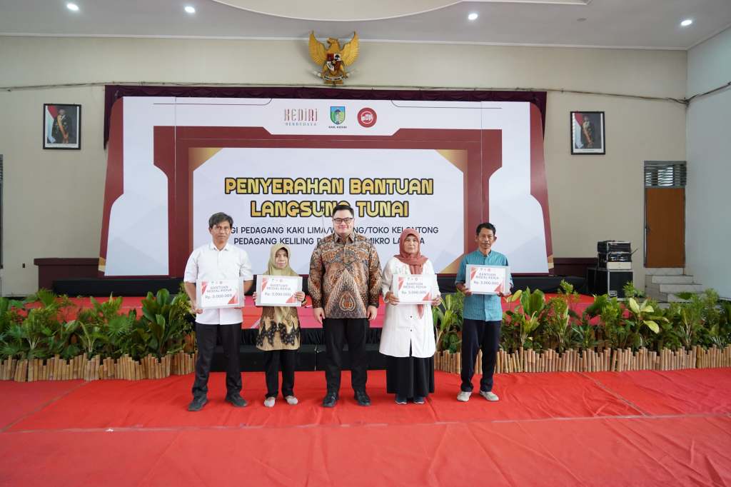 Ratusan Guru Non ASN Terima Bantuan Modal Usaha dari Mas&nbsp;Dhito