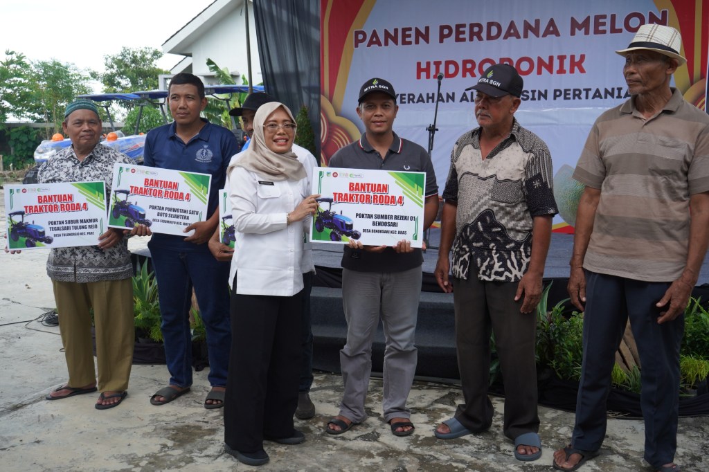 Pemkab Kediri Panen Perdana Melon Hidroponik, Dorong Regenerasi Petani&nbsp;Muda