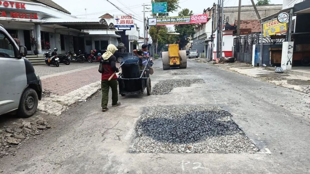 Jelang Mudik Lebaran, Bupati Kediri Minta PUPR Gerak Cepat Tangani Jalan Berlubang