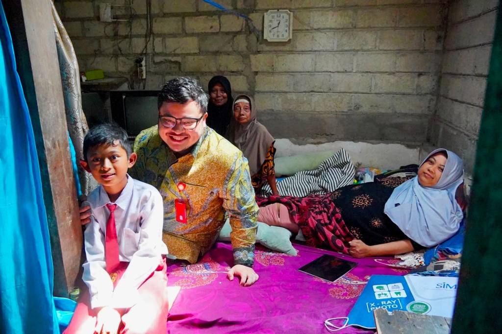 Mas Dhito Pastikan Bantu Marfel, Bocah SD yang Merawat Ibunya&nbsp;Sendirian