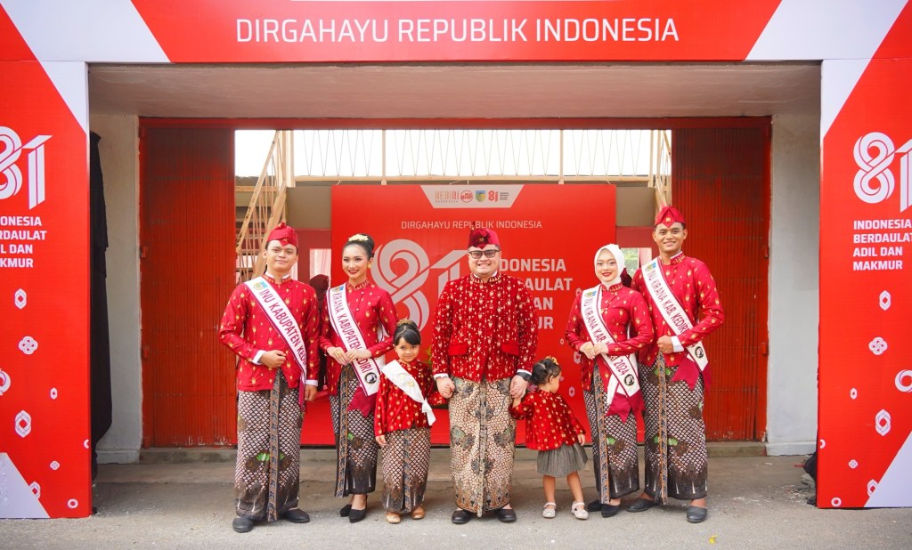 Curi Perhatian, Raffi Ahmad Kenakan Pakaian Khas Kabupaten Kediri di Upacara&nbsp;Kemerdekaan