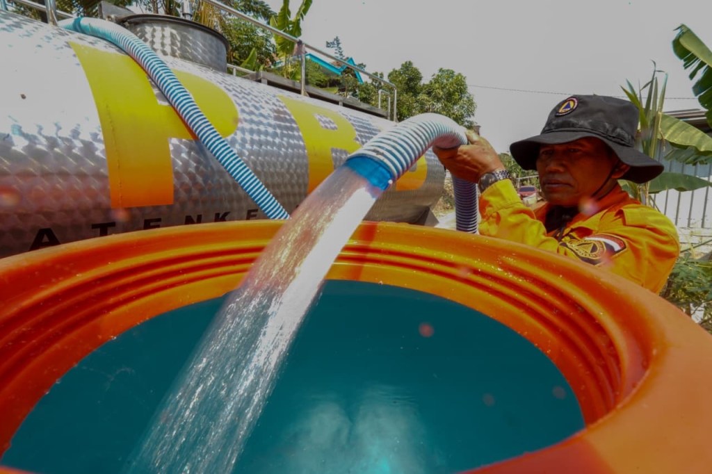 Atasi Krisis Air Bersih untuk 500 Warga Desa Surat, Bupati Kediri Kerahkan Tim&nbsp;Dropping