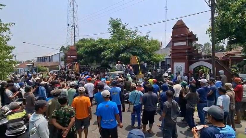 Aksi Protes Tambang Galian C di Puncu Kediri: Warga Keluhkan Jalan Rusak hingga Krisis&nbsp;Air