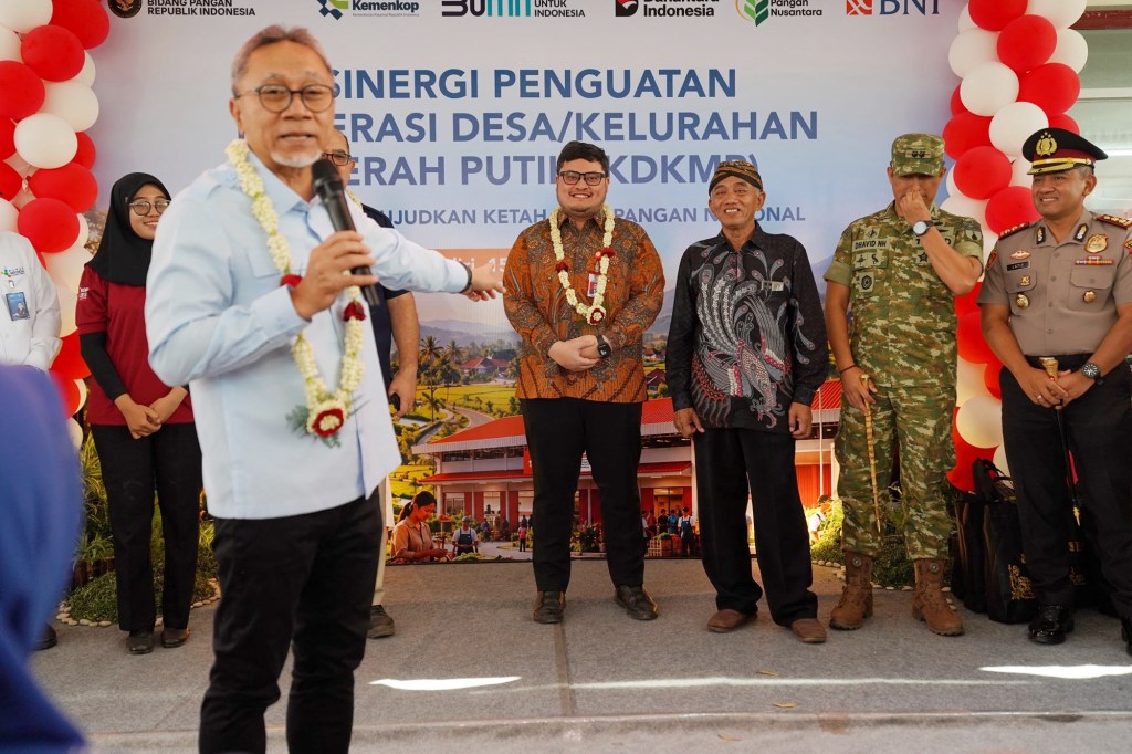 Bupati Kediri Hanindhito Himawan Pramana Ikut Dampingi Menko Pangan Tinjau KDKMP Sekaligus Pastikan Administrasi Berjalan Baik