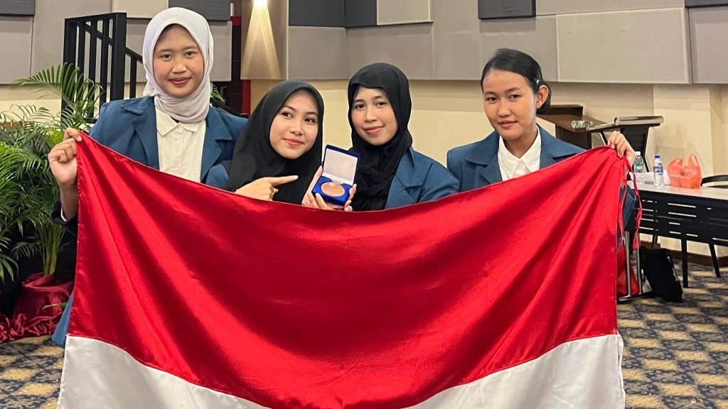 Mahasiswa UNAIR Sabet Medali Perunggu Berkat Inovasi Paving Block dari Limbah Perikanan